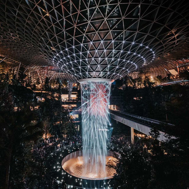 World's tallest indoor waterfall in Jewel Changi 🇸🇬