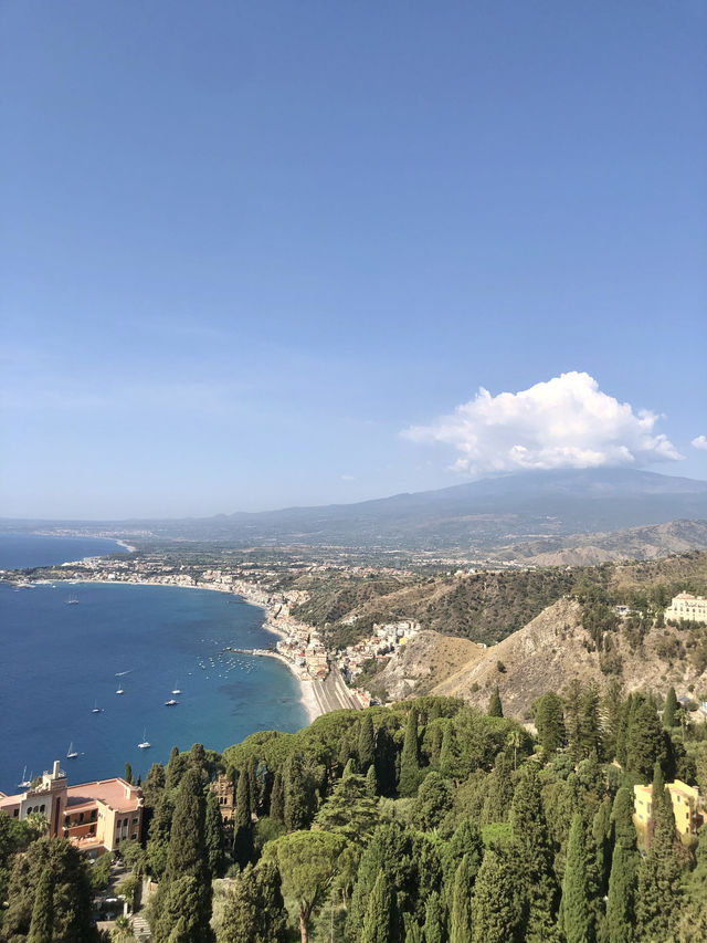 陶爾米納｜地中海邊的古希臘劇場，在火山的天空下美到失語