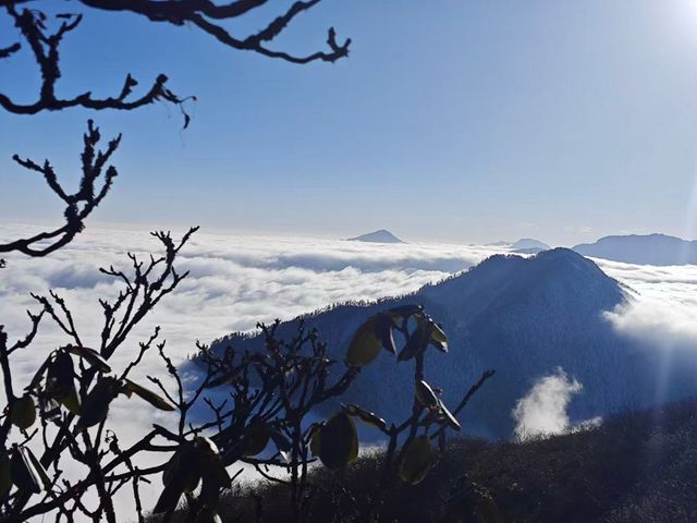 雲海環繞朝霞滿天，赴一趟西嶺雪山！。