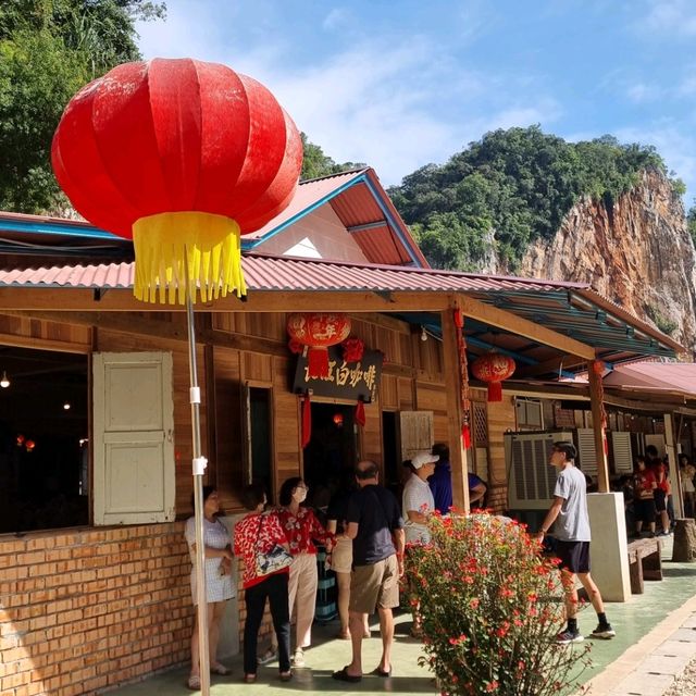 Coffeeshop located in a cave?! 