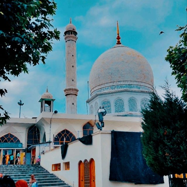 STUNNING ARCHITECTURE OF THE HAZRATBAL SHRINE.