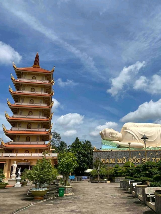 Huge sleeping Buddha in Vinh Trang Temple😁😍😘