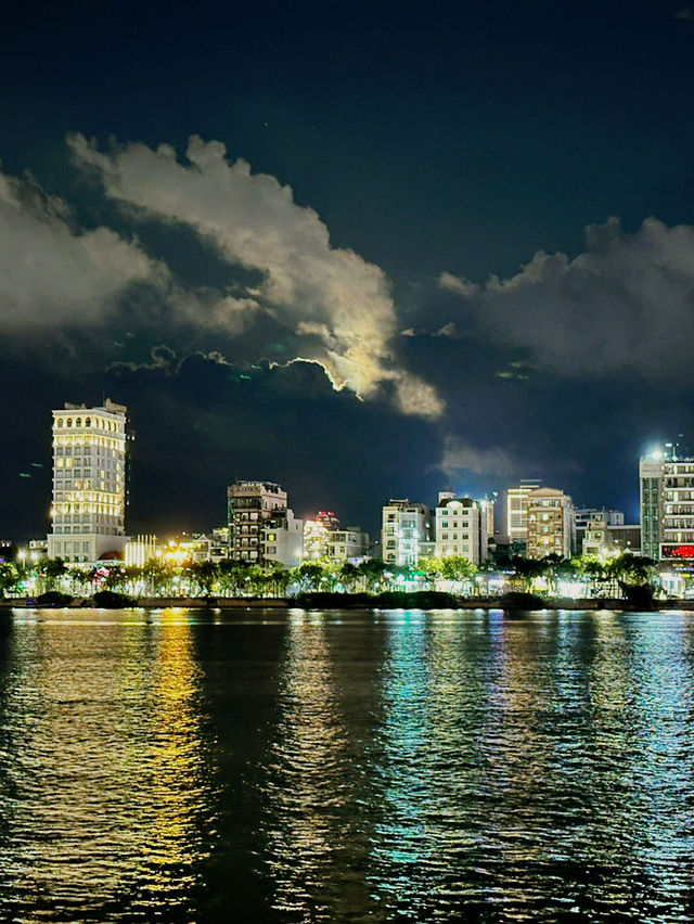 A must in Danang: stroll along Han river embankment