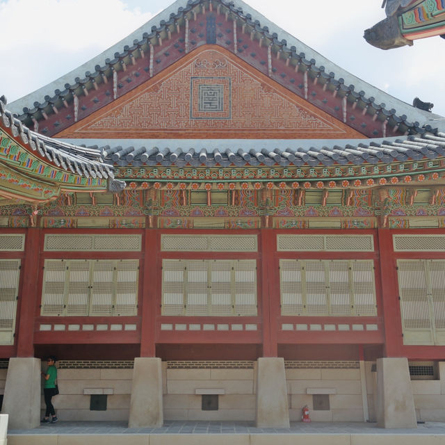 Timeless Beauty and Royal Ceremonies: Exploring Gyeongbokgung Palace!