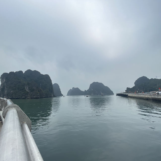 🌊🚤 探索下龍灣的水上桂林，體驗壯麗的海上奇觀！🌅✨