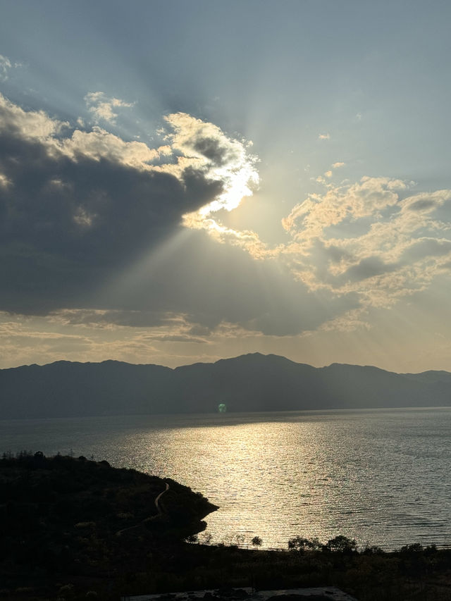 在雲南玉溪遇見了抚仙湖，國內唯一紅色沙灘超浪漫