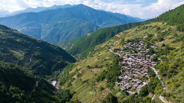 迪慶同樂傈僳族山寨，藏在深山裡的小木屋。