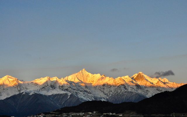 梅里雪山日照金山。