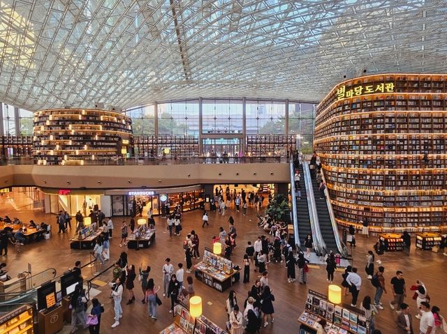 The magnificient Starfield Library at COEX