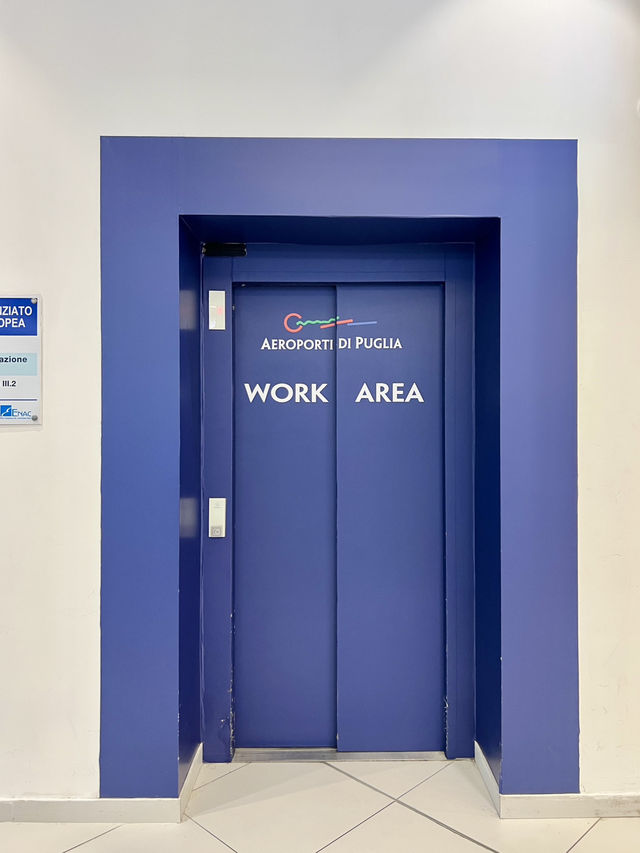 바리 공항 라운지: work area