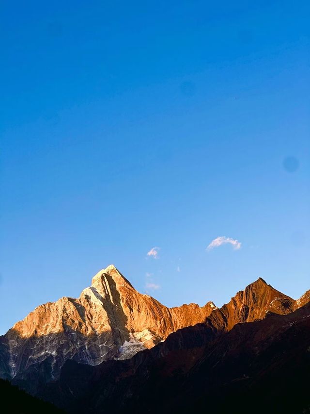 川西四姑娘山，在酒店裡就能看到日照金山