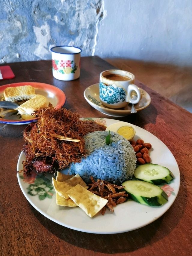 Eat like a local @ Loong Fong Cafe, Georgetown, Penang.