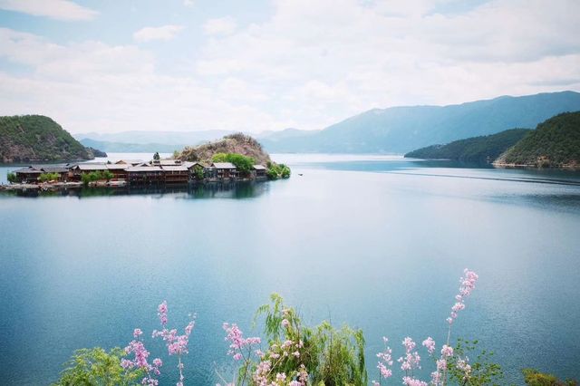 泸沽湖旅遊全攻略：探索神秘母系文化與自然美景。