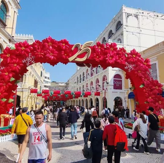 Macao Sets up Decorations to Celebrate 25th Anniversary