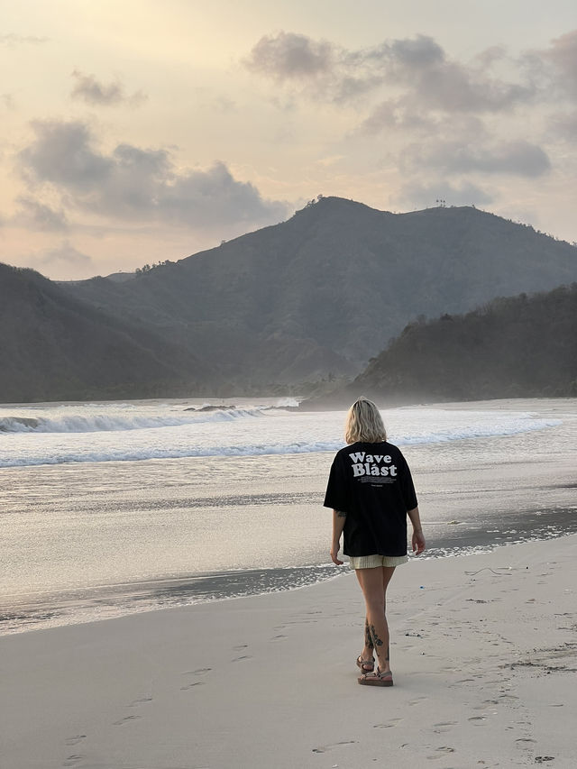 Selong Belanak at Sunset is Beautiful in Lombok 🇮🇩