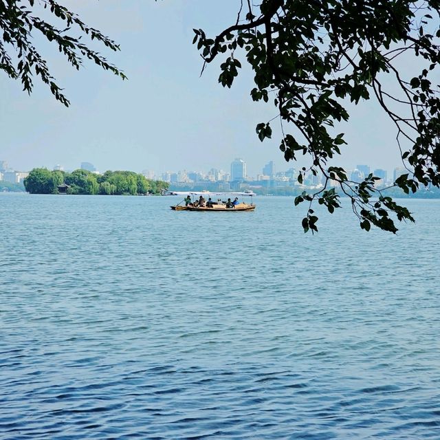 A Perfect Day at West Lake, Hangzhou: Scenic Serenity Awaits!