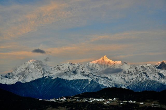 梅里雪山日照金山。