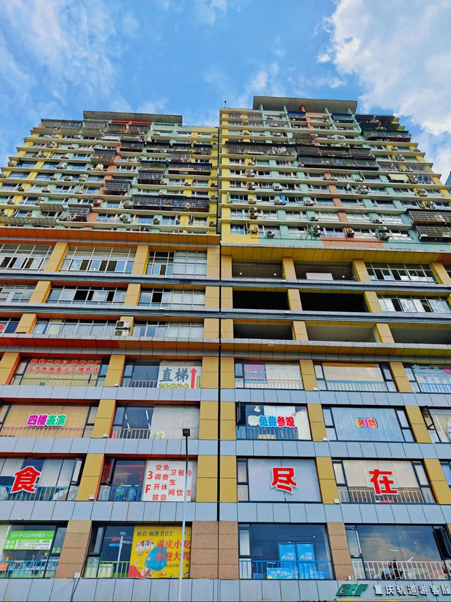 Liziba Station (李子坝): The Train Through the Building Phenomenon