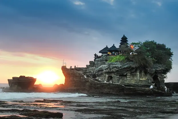 Tempio su una roccia al tramonto a Bali