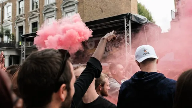 Persone che festeggiano durante il carnevale di Notting Hill (fonte)