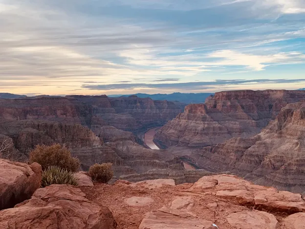 Veduta del Grand Canyon in una giornata leggermente nuvolosa