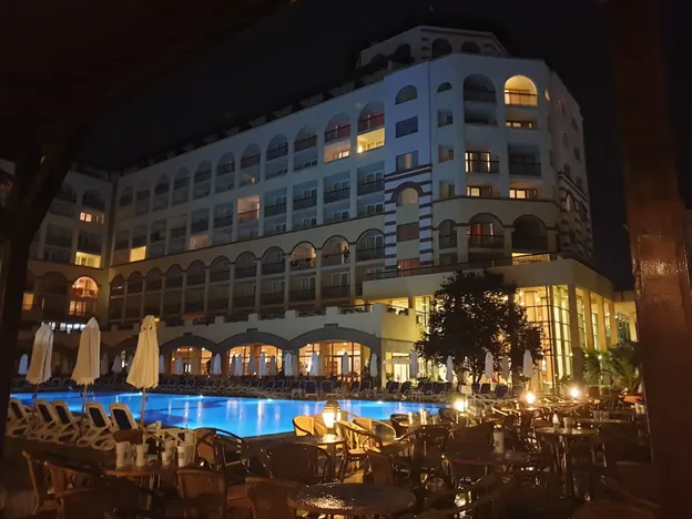 Piscina di un resort di notte a Sunny Beach, Bulgaria