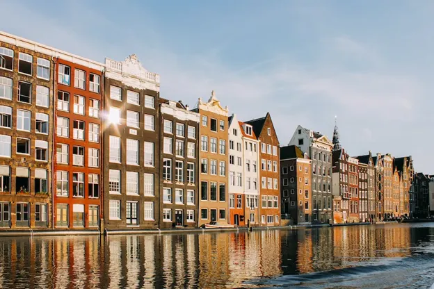 Case lungo un canale di Amsterdam