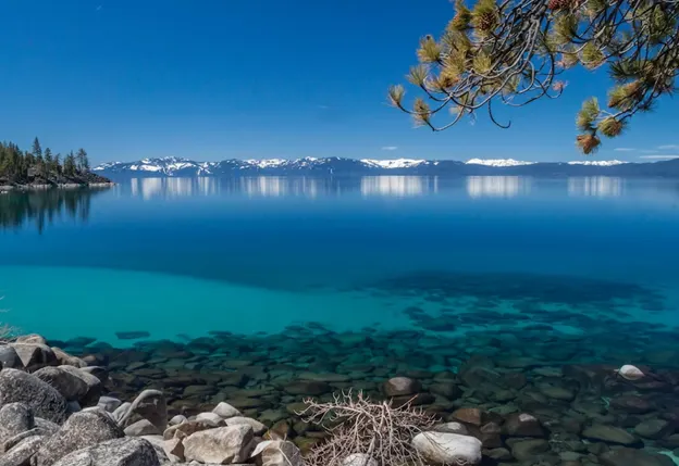 Le acque cristalline del lago Tahoe