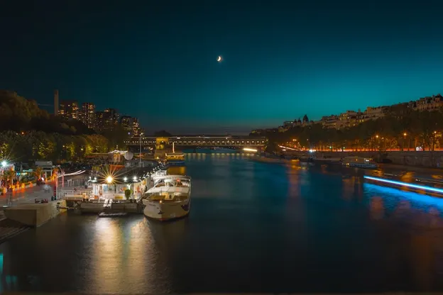 La Senna di notte a Parigi