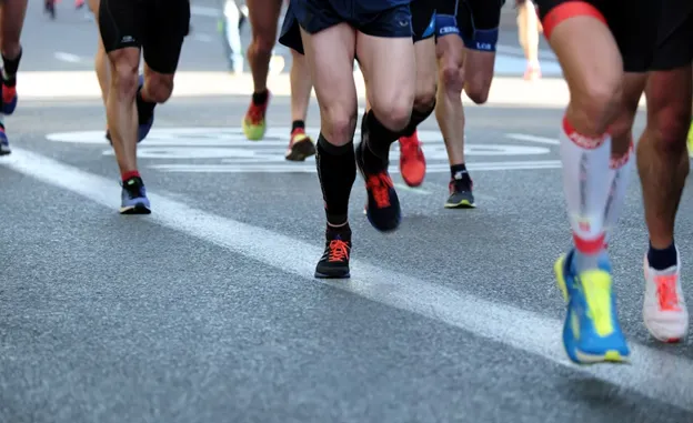 Primo piano di persone che corrono una maratona