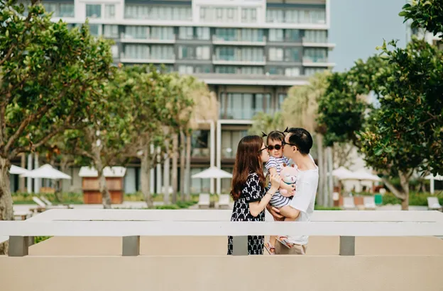 Una giovane famiglia davanti a un hotel