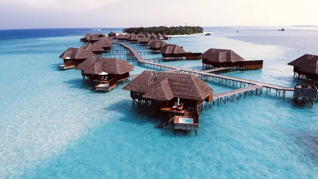 Vista dall'alto di bungalow sull'acqua alle Maldive