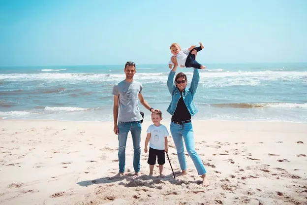 Famiglia di quattro persone su una spiaggia