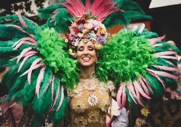 Una donna in un elegante costume da carnevale