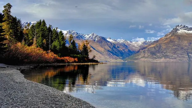 Vista di un lago, montagne e alberi a Queenstown