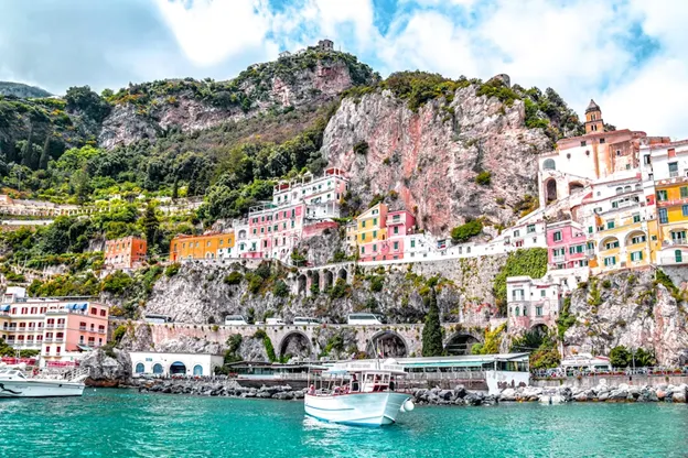 Vista dal mare della Costiera amalfitana con edifici colorati