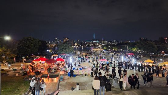 汝怡島漢江邊，也是年輕及情侶們首選之地，晚上微涼的風租借野餐