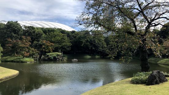 日本のあちこちの自然が後楽園の中にあります。入り口に入るため