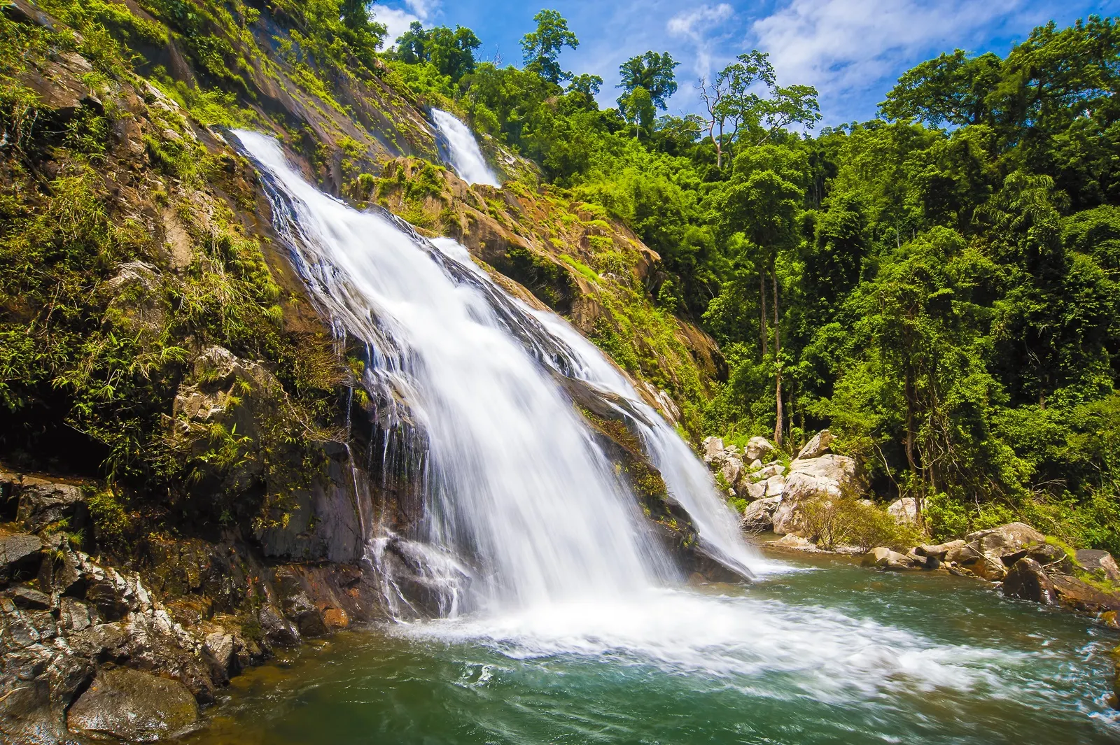 น้ำตกเขาสอยดาว - อำเภอสอยดาว จังหวัดจันทบุรี (แหล่งที่มาของภาพ: ททท.)