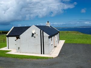 Kinbane Self Catering Cottages - 'Makem's Cottage'