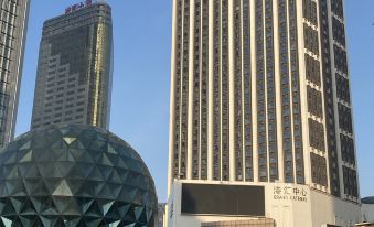 Ganghui Four Seasons Hotel Apartment (Dalian Railway Station Zhongshan Square)