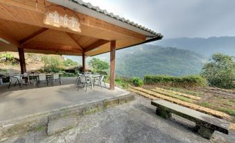 Alishan Amphitheon B & B