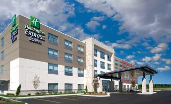 Holiday Inn Express & Suites Elkhorn - Lake Geneva Area