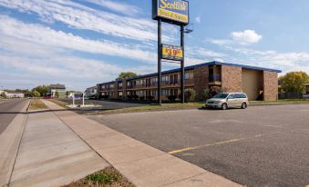 Scottish Inn & Suites - Eau Claire