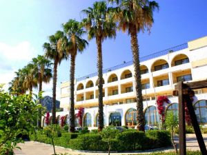 Silver Bay Hotel & Bungalows