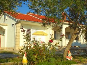 Pretty Apartment with Terrace on Island Rab