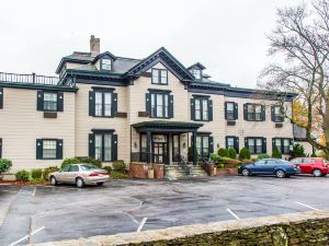 The Carriage House Inn Newport