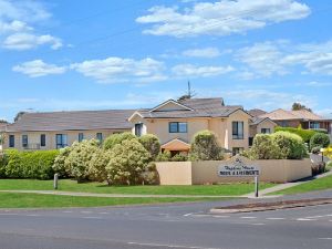 Hopkins House Motel & Apartments