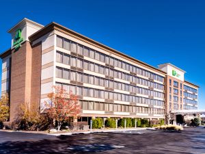 Holiday Inn & Suites Warren