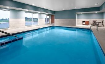 Holiday Inn Express & Suites Elkhorn - Lake Geneva Area